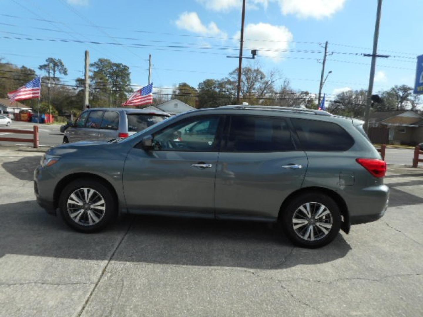 2017 GRAY NISSAN PATHFINDER S; SL; PL (5N1DR2MN9HC) , located at 1200 Cassat Avenue, Jacksonville, FL, 32205, (904) 695-1885, 30.302404, -81.731033 - Photo#1